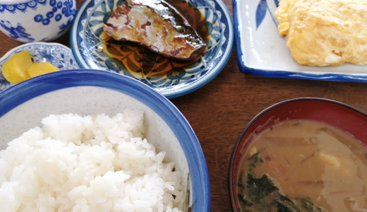 多度津町東浜「水田食堂」のガラスケースから選ぶ料理