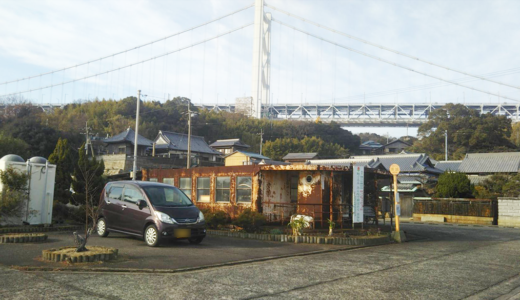 与島の幽霊船に見える建物