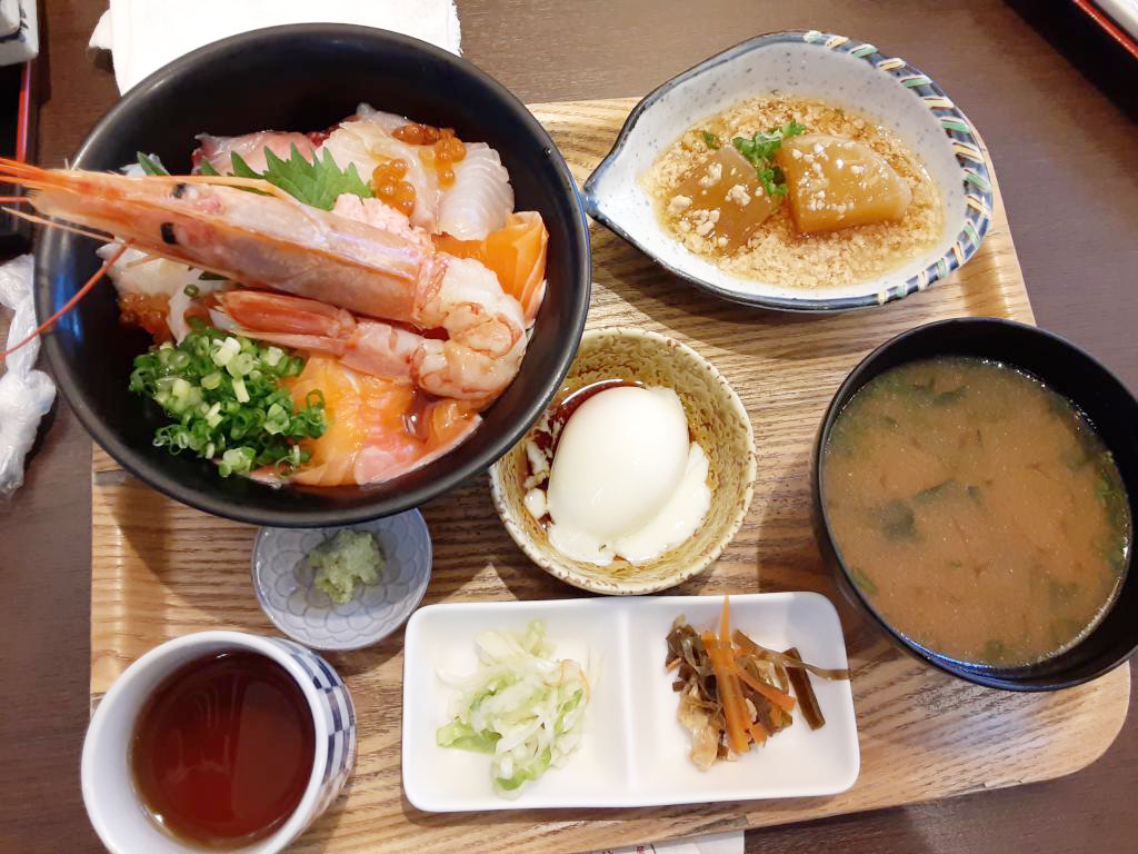 坂出市 魚海岸のぶ 海鮮丼