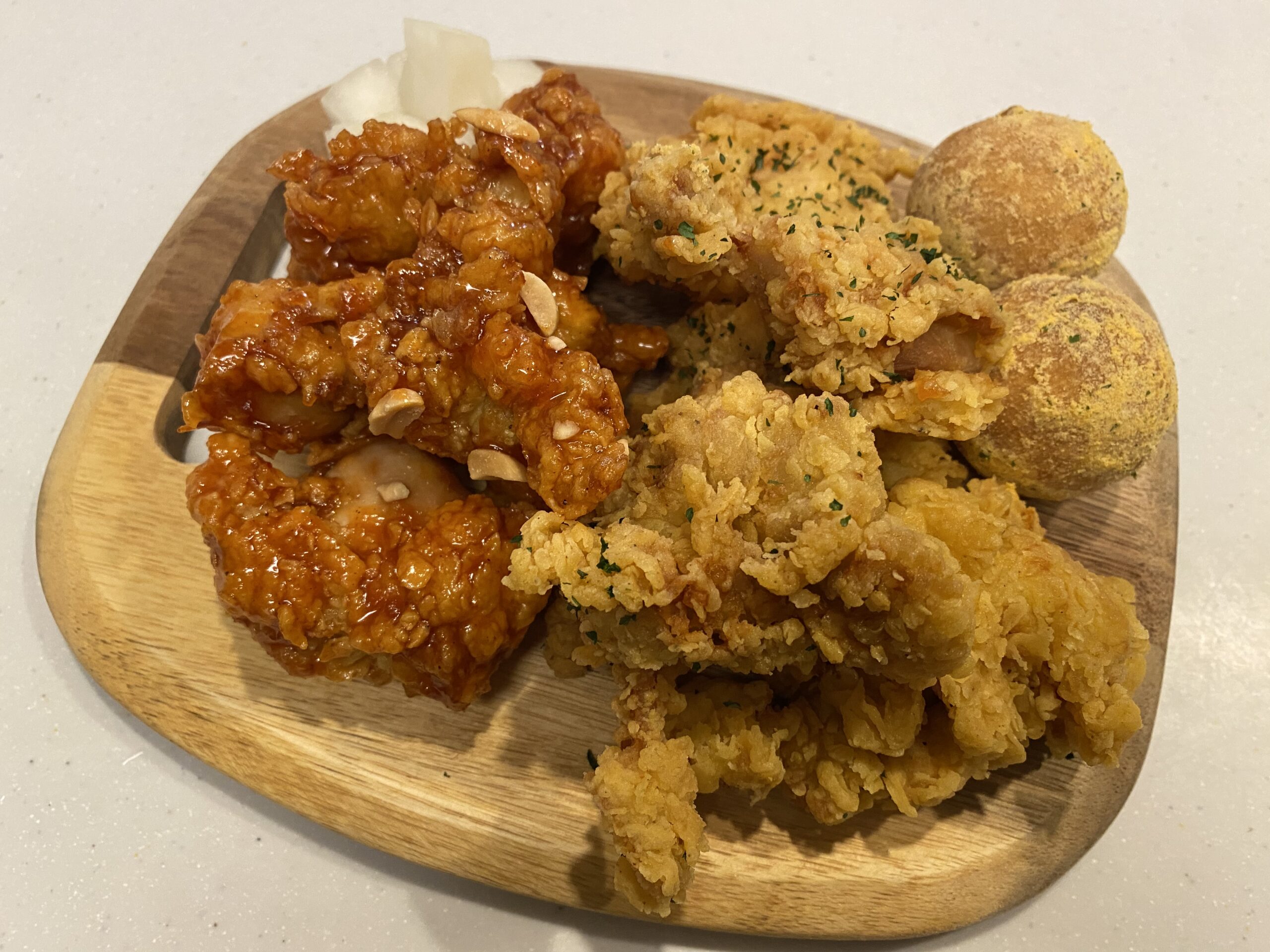 大手町にある「Wildfinger SOS×CRISPY CHICKEN n'TOMATO」の『黄金