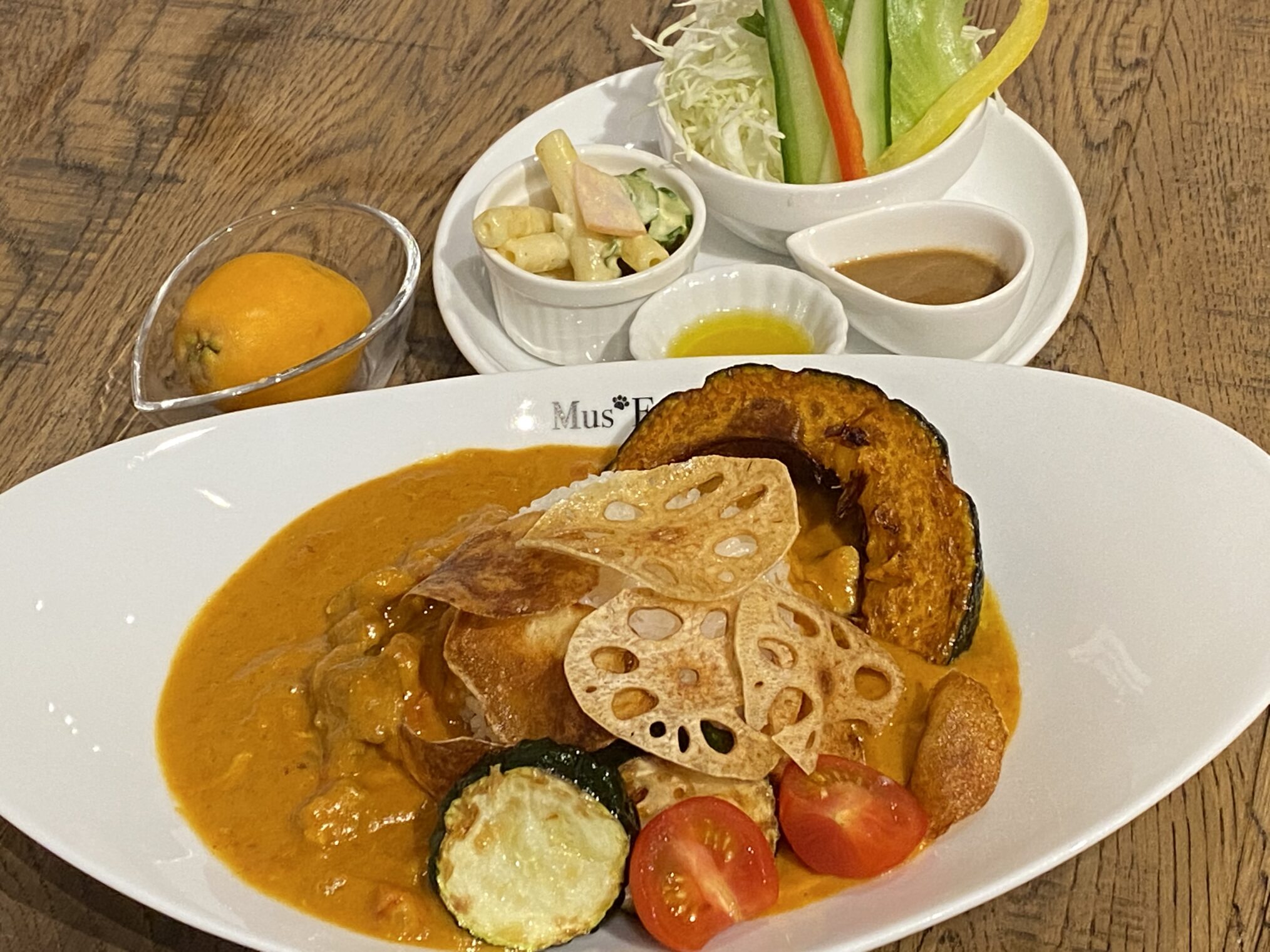 柞原町 Mus’Fam ゴロゴロチキンのバターカレー～旬野菜を添えて～