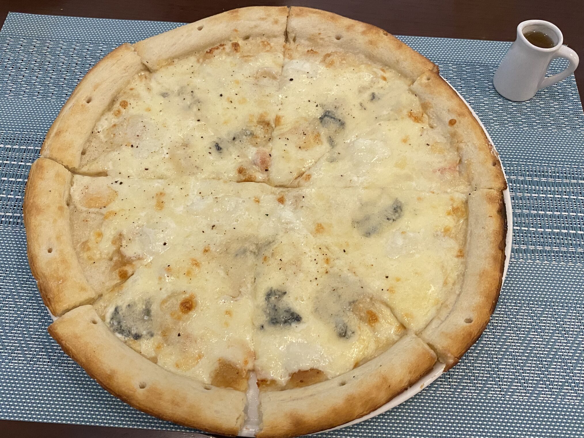 郡家町 クッチーナ ニノ 4種のチーズのピザ