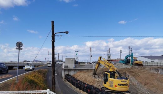 土器町の土器川東側沿いで洪水被害を防ぐ堤防整備の工事をしてる