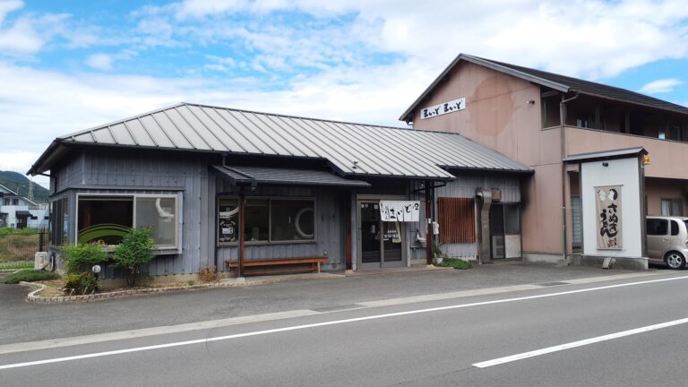 坂出市川津町「手打ちうどんまいどまいど」食べ応え抜群の男麺が魅力のうどん店