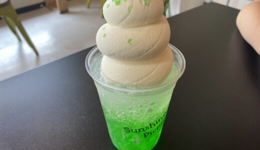 坂出市川津町の「sunshine picnic 台灣夜市」の『もこもこソフトクリームのクリームソーダ 緑 Sサイズ』