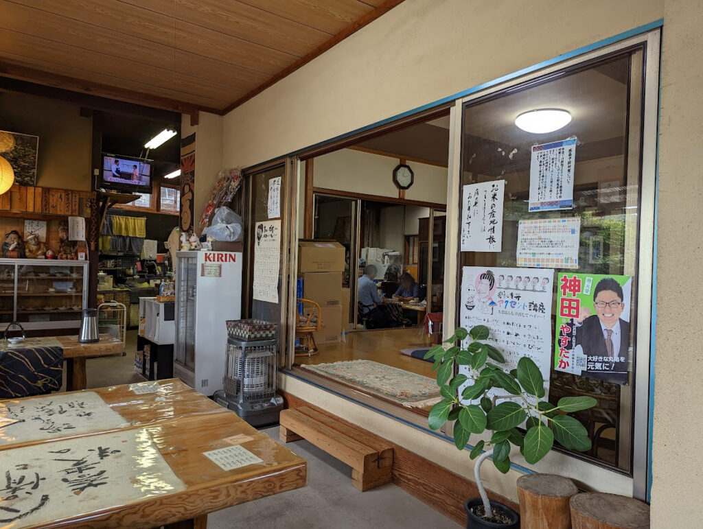 坂出市府中町 そば吉 店内