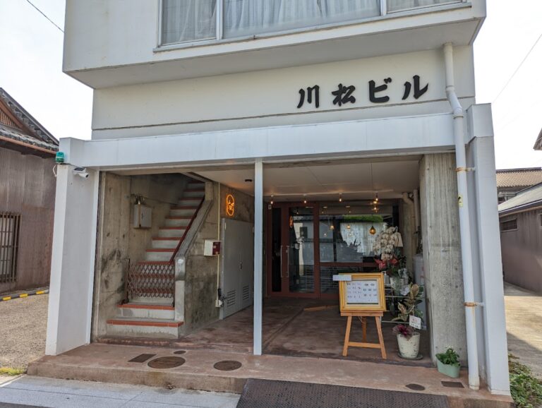 丸亀市南条町に「喫茶ぺい」が2022年10月4日(火)にオープンしてる。アンティークな空間で夜カフェも営業してるみたい