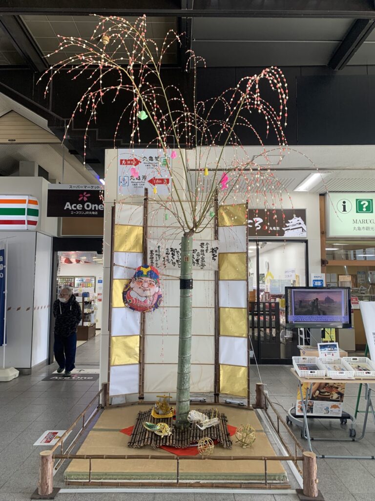 JR丸亀駅構内で「第21回 柳もち飾り」が2022年12月26日(月)〜2023年2月5日(日)まで展示してる