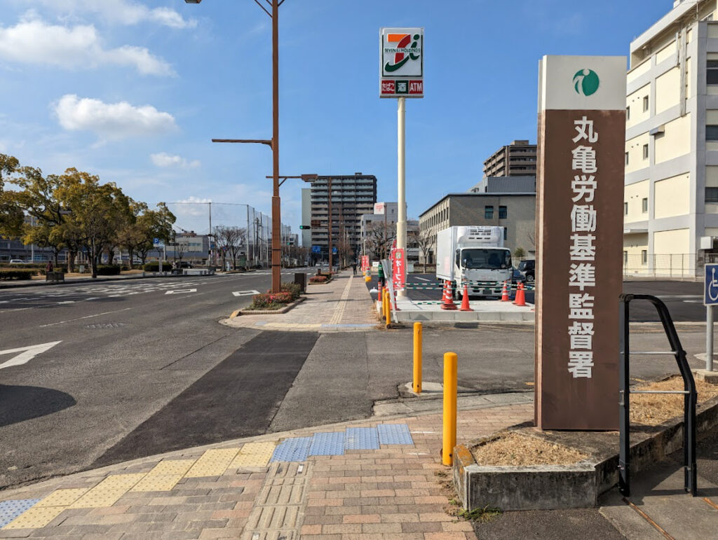 丸亀市大手町 セブンイレブン 丸亀城前店 場所