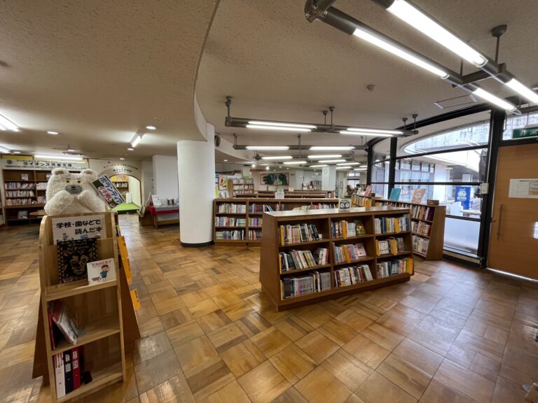 坂出市寿町「坂出市立大橋記念図書館」本を「借りる」「読む」だけでなく親子で楽しめる場所みたい