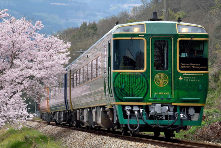 四国まんなか千年ものがたり「さくら紀行」が2023年3月24日(金)～4月9日(火)まで運行。多度津、善通寺、琴平駅で乗下車できるみたい