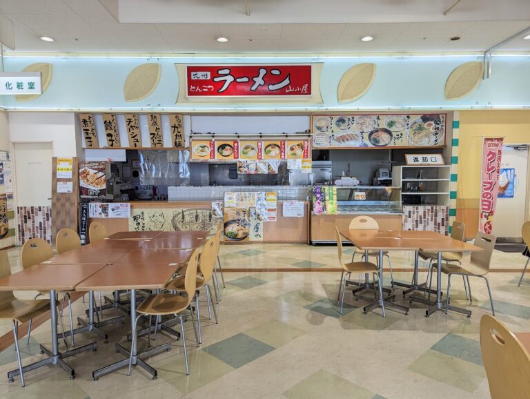 フジグラン丸亀フードコート内の「九州筑豊ラーメン山小屋 フジグラン丸亀店」が2023年3月31日(金)で閉店するみたい