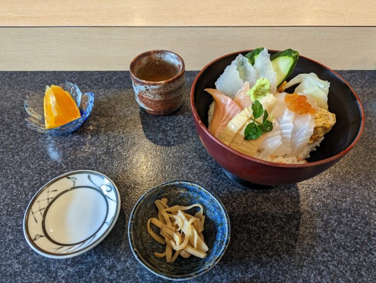 綾川町「鮨 丹波」の『がっつり海鮮丼』平日1時間半だけの限定ランチ