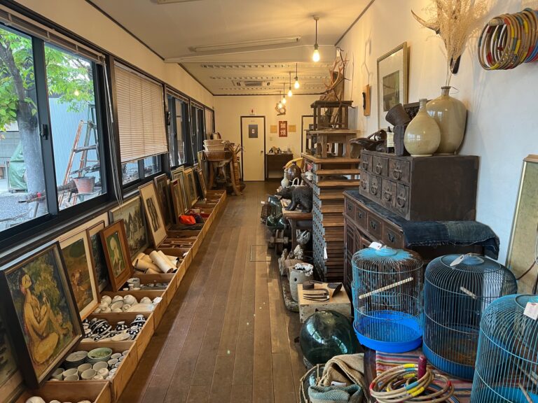 丸亀市三条町「アンチックよろずや」骨董品やアンティークな品を取り揃えているレトロモダンなお店