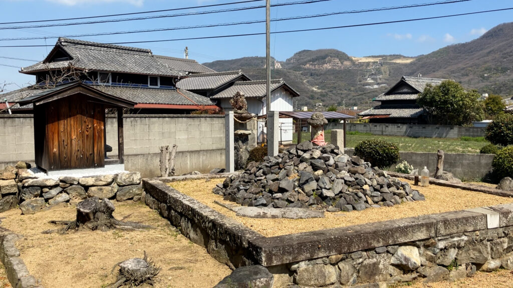 坂出市府中町 菊塚