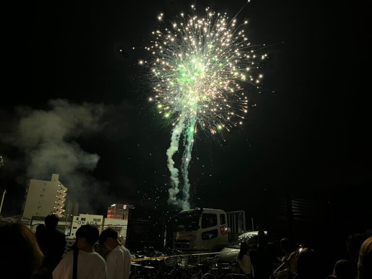 坂出自動車学校の謝恩花火祭の様子を見てきた！五感を刺激する迫力の打ち上げ花火