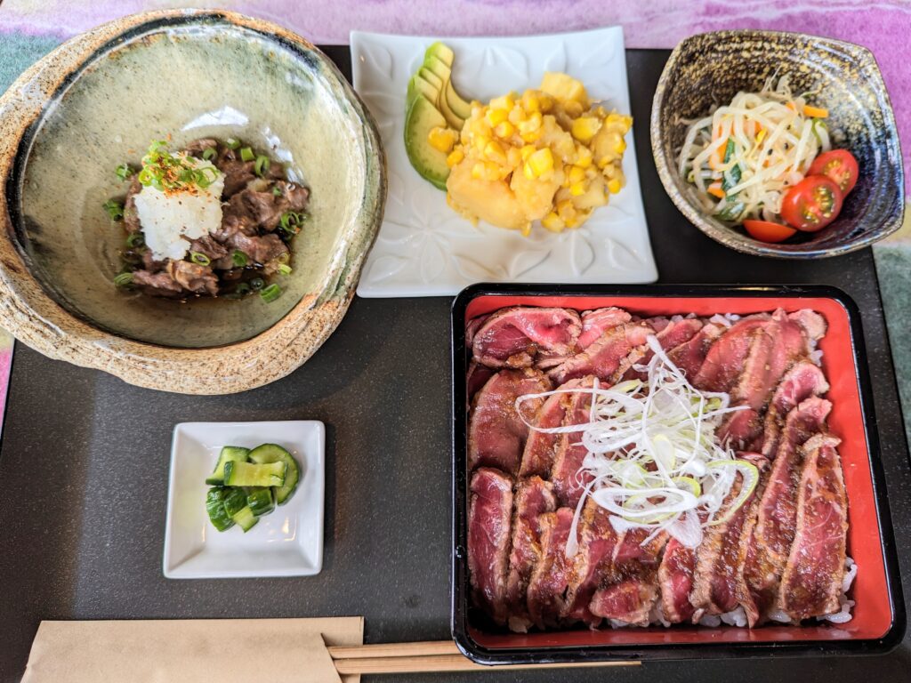 丸亀市土器町 無煙炭火焼肉 生一本 和牛ステーキ重 全ては健康！お惣菜3種