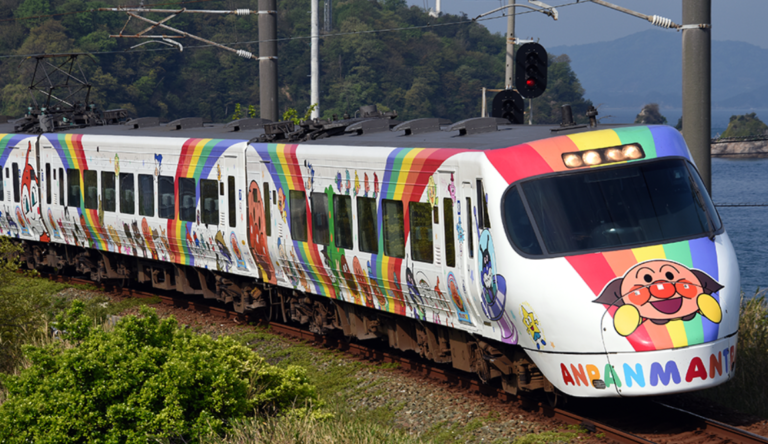 宇多津駅でアンパンマン列車ご利用100万人達成記念イベントを2023年6月14日(水)～18日(日)まで開催。ご利用のお子様にアンパンマングッズをプレゼントしてるみたい！