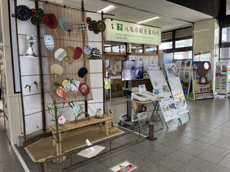 JR丸亀駅で「第14回なごみ・夏・丸亀うちわ展」が2023年8月15日(火)まで開催中