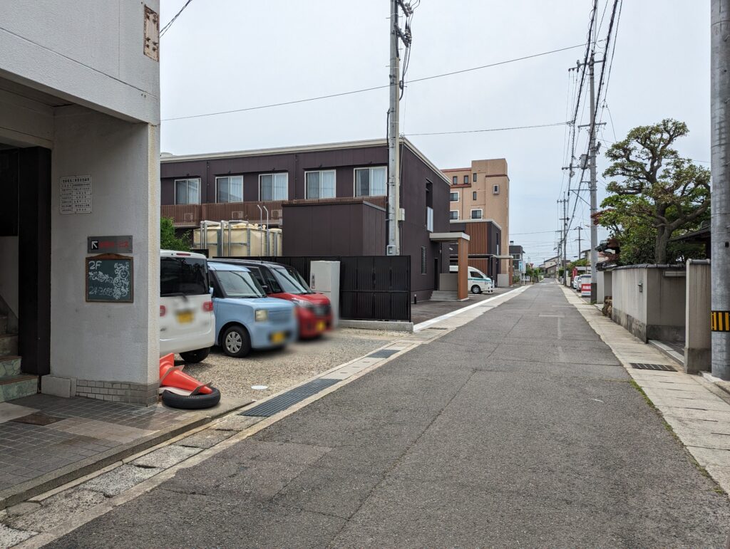 丸亀市中府町 temps de repos (トン ドゥ ルポ) 駐車場