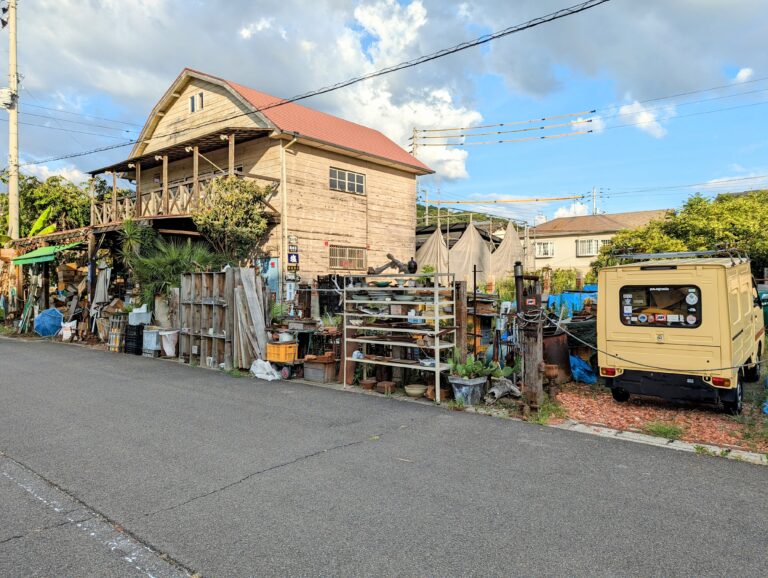 宇多津町の「新世界萬屋倉庫」が2023年7月2日(日)頃からしばらくの間休業してるみたい。丸亀店アンチックよろずやは営業中