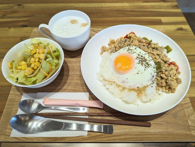 宇多津町「すくすくカフェ」の『ガパオライス(サラダ、ドリンクセット)』野菜をたっぷり使った夏季限定メニュー！