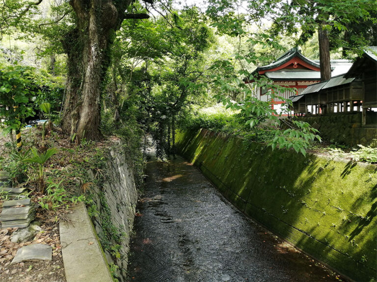 坂出市神谷町の「国宝 神谷神社」に流れるせせらぎが美しい神谷川