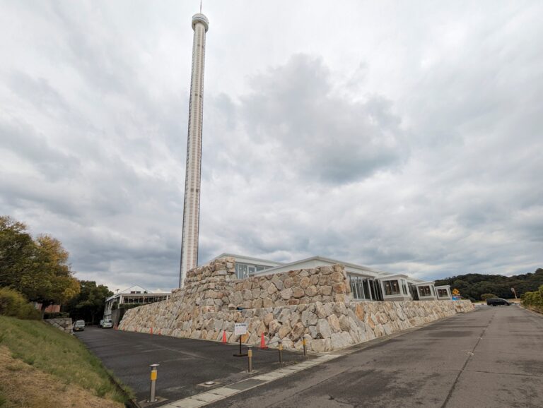 瀬戸大橋タワーの北側にお城のような石垣と建物を建設してる