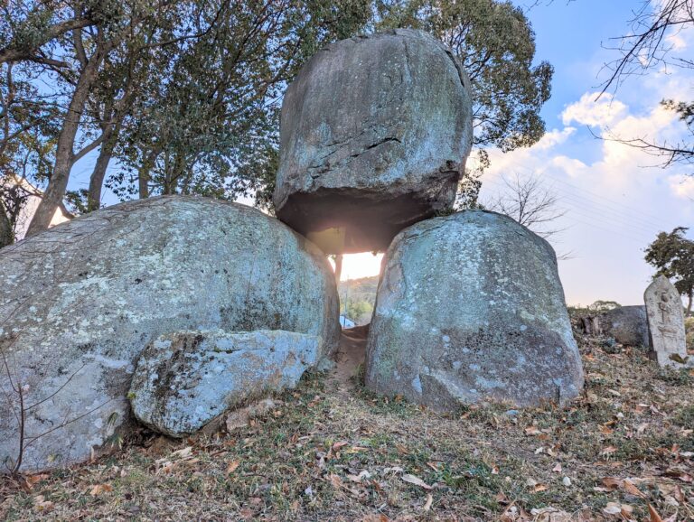 宇多津町の「三ツ岩」謎の多い大きな三つの岩から見える神秘的な光景