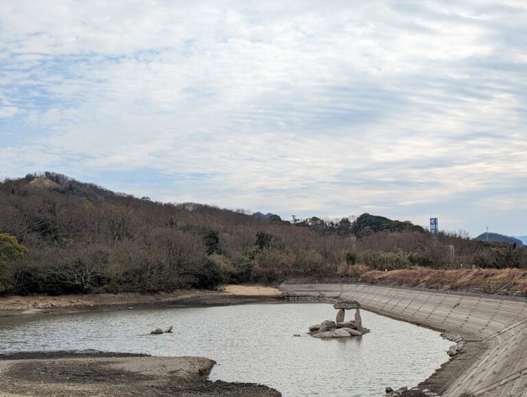 坂出市加茂町の鴻ノ池に古墳が出現してる