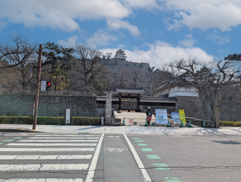 丸亀城大手門入口で2024年3月4日(月)～15日(金)まで舗装工事をしてるみたい。大手門入口は通行止めに