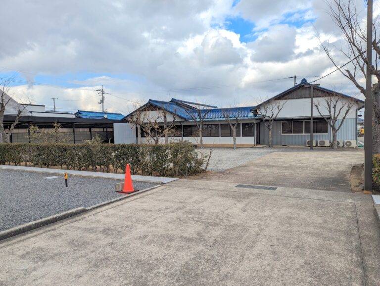 丸亀市三条町の「アンチックよろずや」が2024年2月18日(日)に閉店してる。春ごろに飯山町へ移転オープンするみたい！