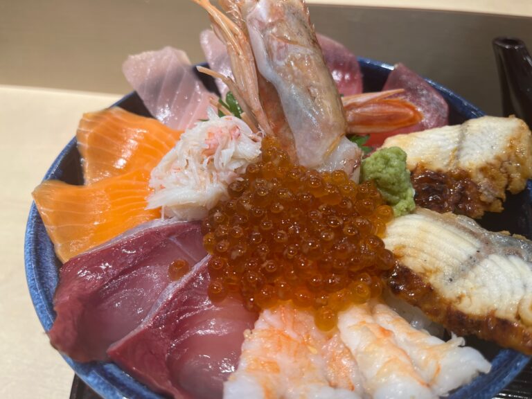 ゆめタウン丸亀フードコート「丼屋(どんや)」の『特選！海鮮丼』鮮度抜群の海鮮丼と自家製の出汁茶漬けで2度美味しい！