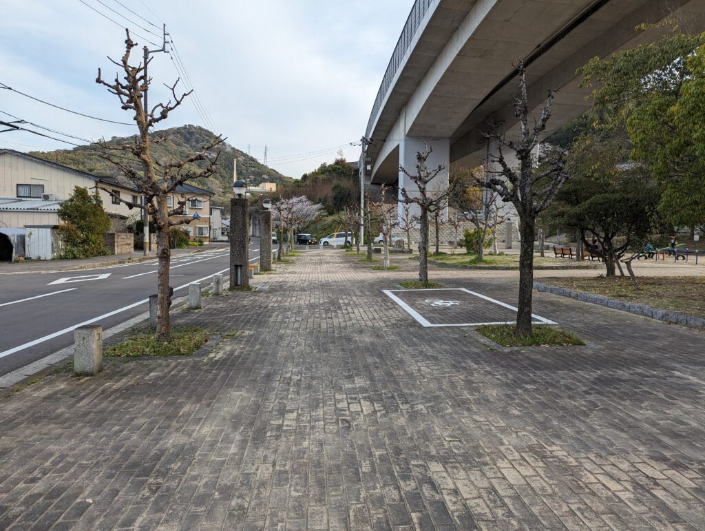 坂出市八幡町 田尾坂公園 駐車場・駐輪場