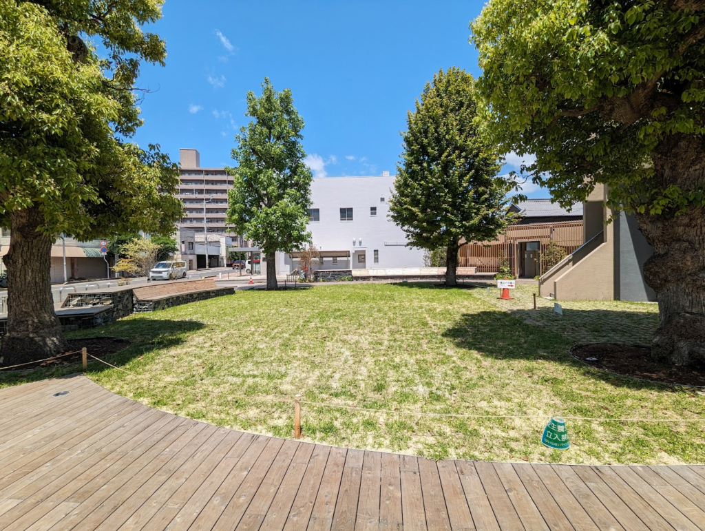 坂出市民ホール前広場