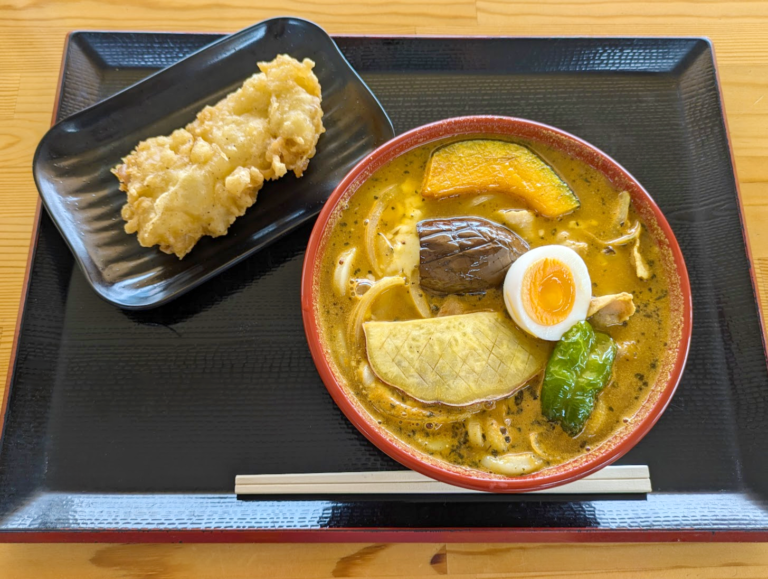 善通寺市大麻町「製麺七や 319号店」の『スープカレーうどん』こだわりのスパイスと出汁が織りなす味わいがたまらない一杯