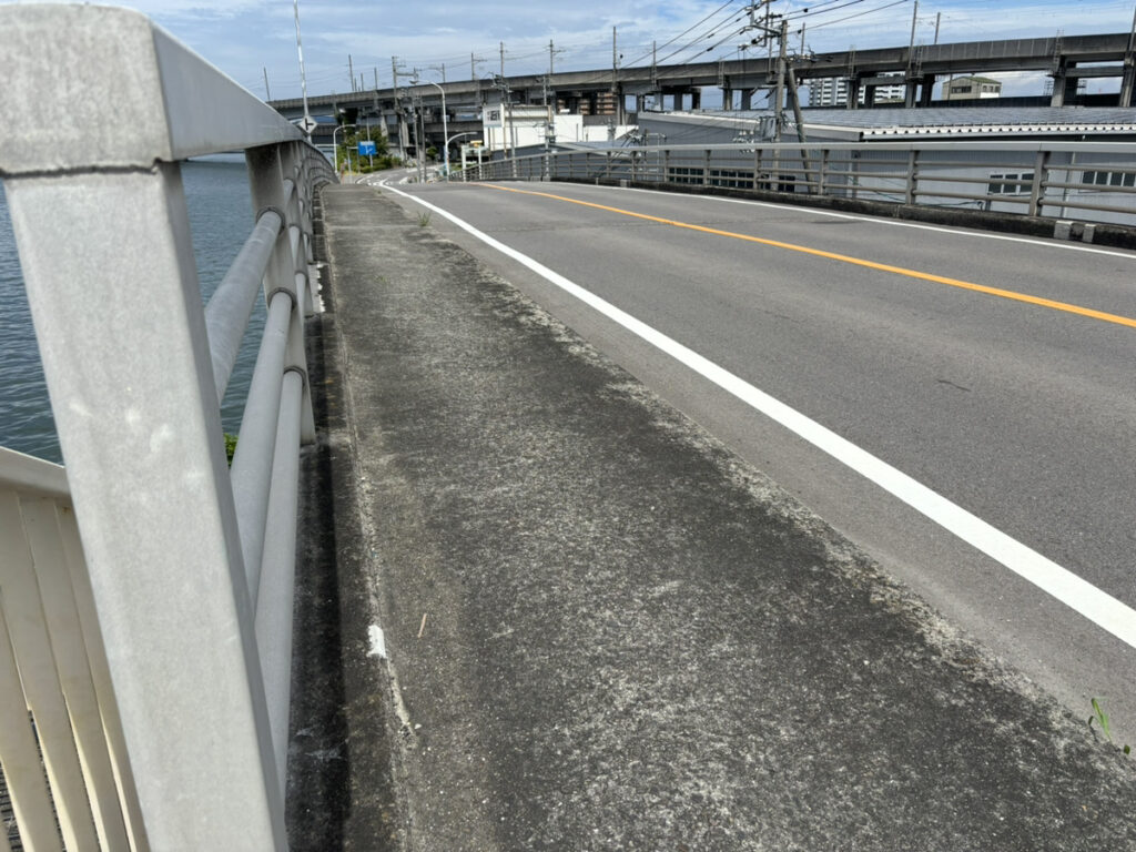 宇多津町 高架橋 歩道