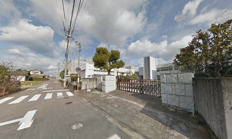 宇多津町の宇多津小学校付近でイノシシの目撃情報！愛犬との散歩や運転に要注意！
