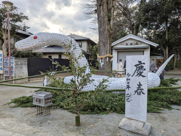今年も「大宮神社」の干支飾りがすごい！体長20メートルの巨大白ヘビ登場！