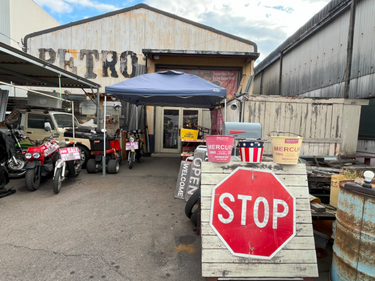 坂出市江尻町にある「RETRO坂出」古着やアメリカン雑貨、ハンドメイド革製品を販売してるお店