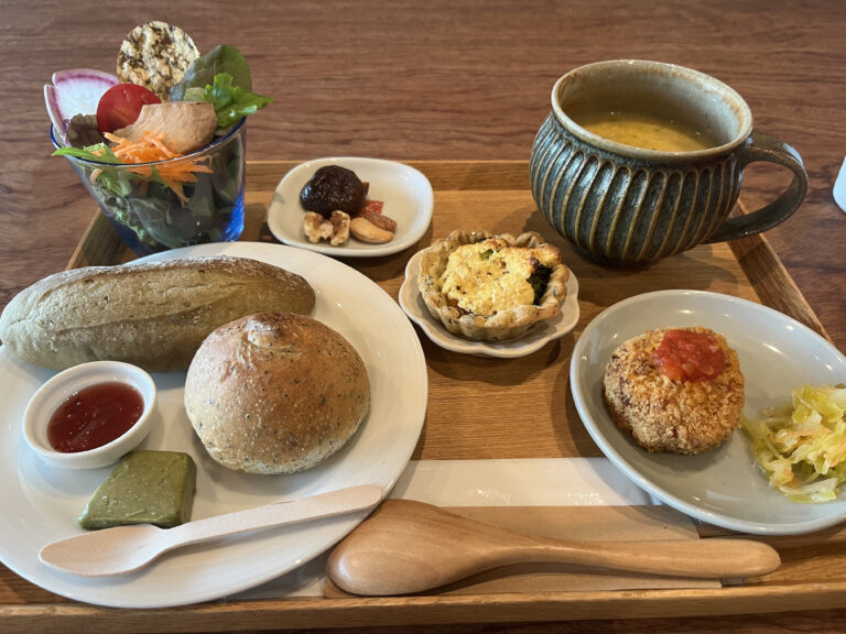 坂出市江尻町にある「柿茶と自然食品の店 かきのは」の『かきのはパンランチ』柿茶が飲み放題の健康にこだわったランチ