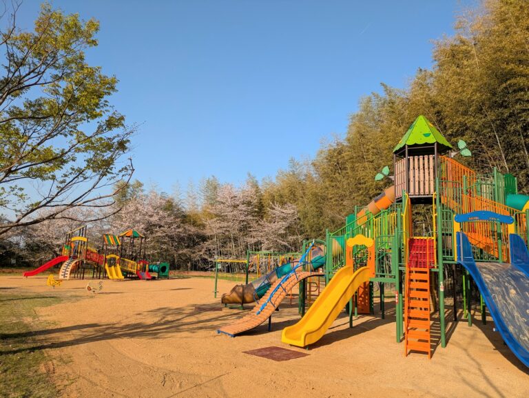 まだ入れないけど「いこいの郷公園」の新しい遊具がもうすぐ完成するみたい！