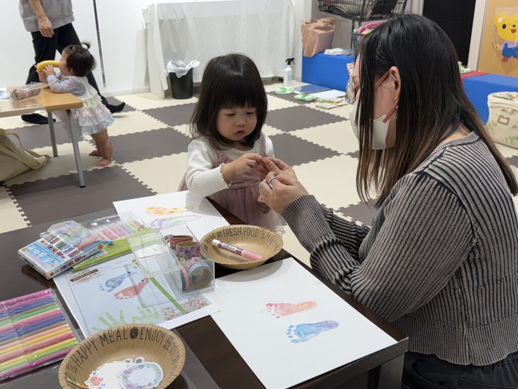 イオンモール綾川 キッズクラブ 手形アート