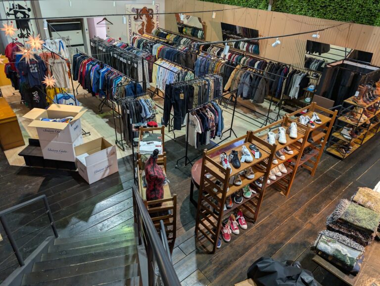 坂出市府中町に突如現れた謎の店舗。その正体は、会議ができるヴィンテージショップ！？
