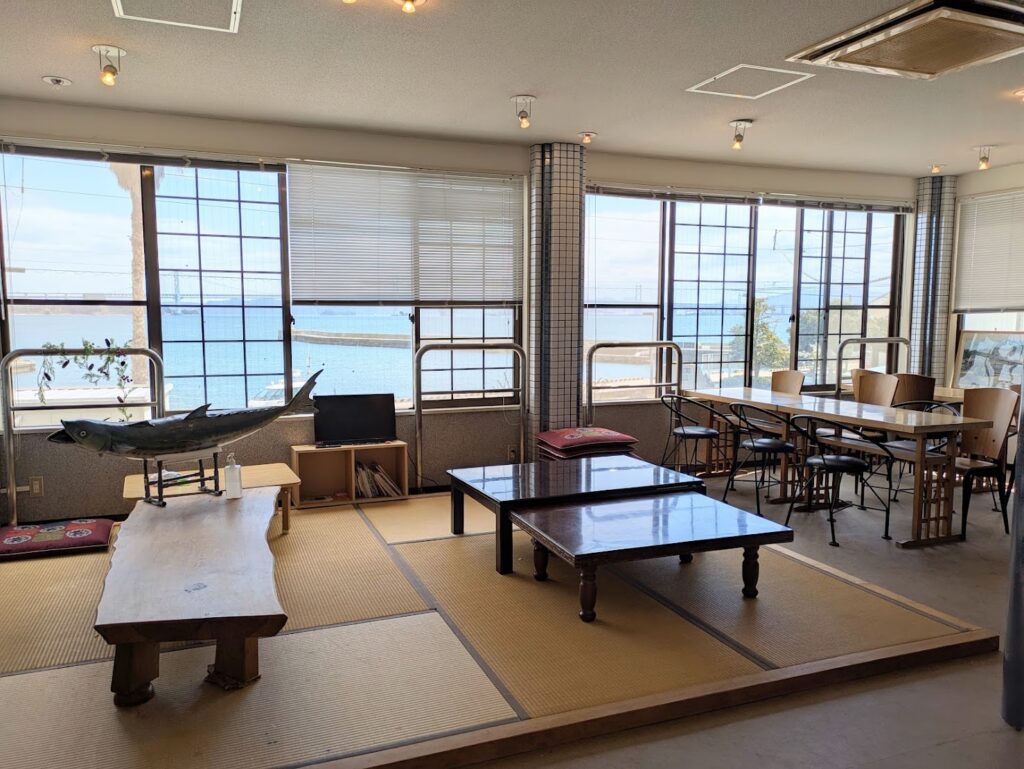 丸亀市本島町 海を休ませるレストラン 店内