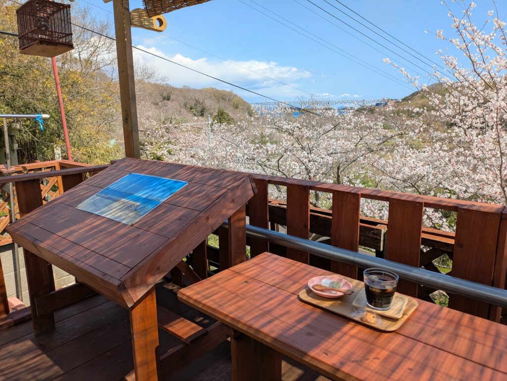 丸亀市本島町 ごはん&カフェもくれん テラス席