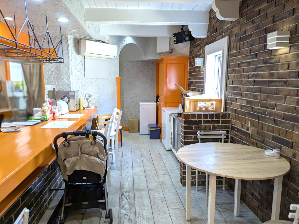 丸亀市塩飽町 cafe&barえぷろん 店内