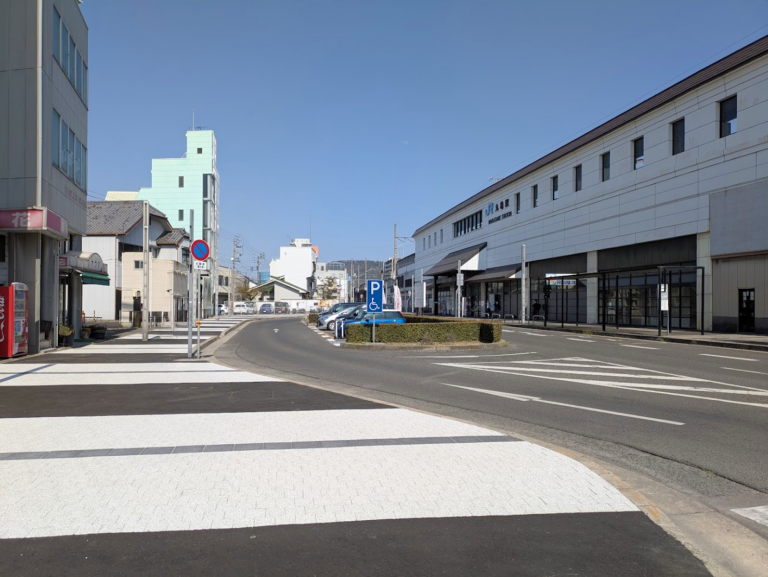 あの凸凹の行方は？丸亀駅北の歩道がリニューアル！あのお店にも変化が・・・