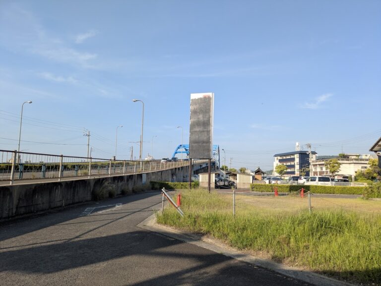 丸亀の風景に溶け込んだ黒塗りの看板の謎