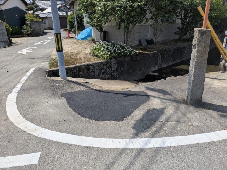 ロープでがんばってた石灯篭、ついに姿を消す・・・